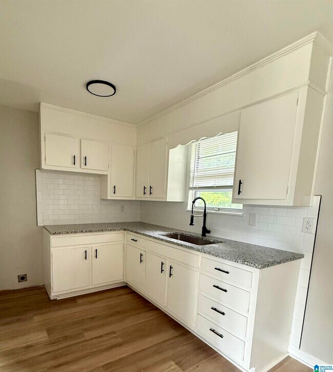 Building Photo - 809 Fairfax Dr