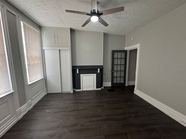 Building Photo - Available NOW! 3 Bed 2 Full Bath Townhome ...
