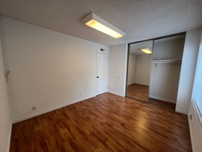 Building Photo - 2 Bedroom Condo in UTC!