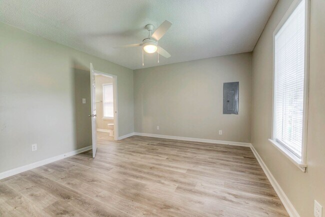 Building Photo - Gorgeous renovation!
