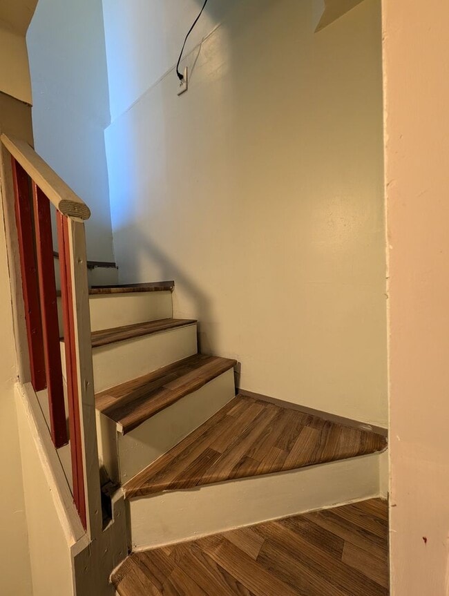Building Photo - A Quarky Bremerton Original! Tons of Space...