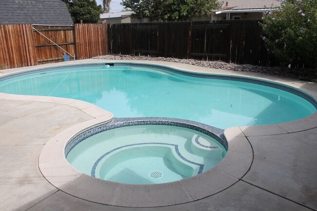 Building Photo - 3 Bedroom / 2 bathroom Pool Home in Hemet!