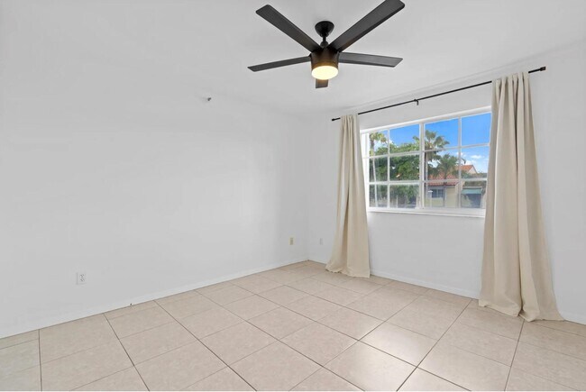Building Photo - 135 Yacht Club Way