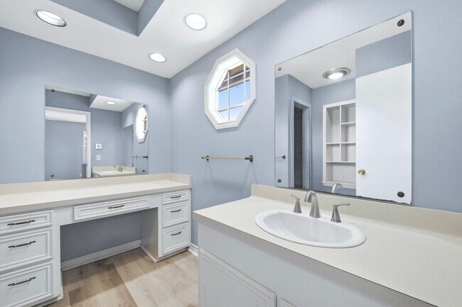 Building Photo - 2508 Memorial Dr
