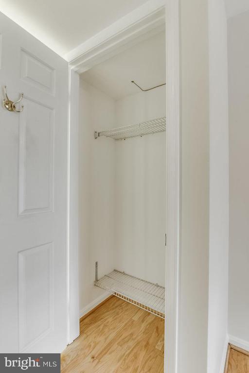 Building Photo - 1809 N Uhle St