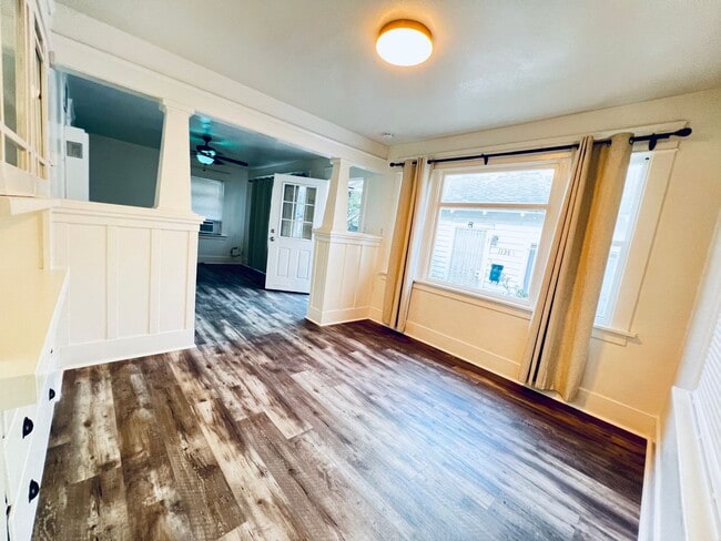 Building Photo - Charming Vintage Long Beach Bungalow – Walk to the Beach!