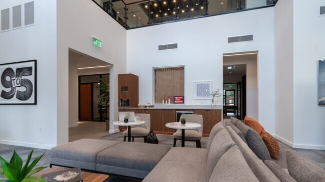 Building Photo - 1202 N 10th Pl