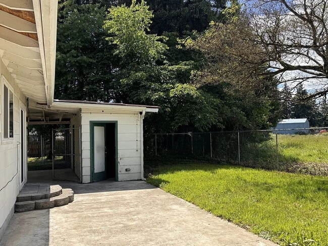 Building Photo - "Charming 3-Bedroom Retreat with Cozy Fireplace in Winston - 1,839 Sq Ft of Comfort!"