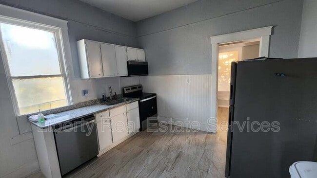 Building Photo - 826 E Duffy St