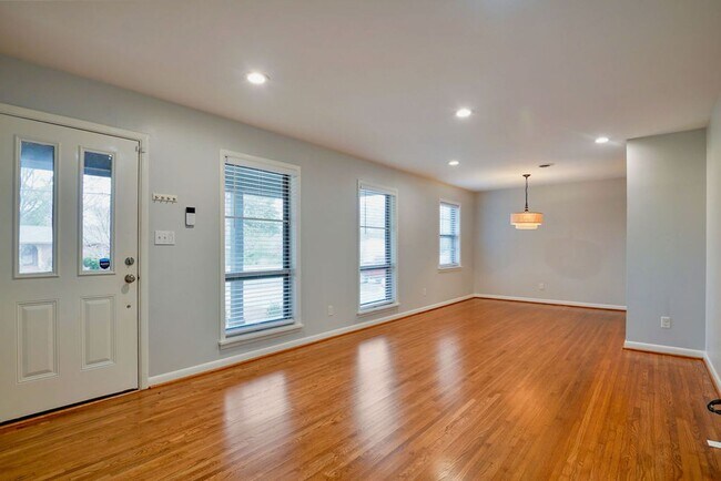 Building Photo - ?969 Oak Grove Road West Homewood!