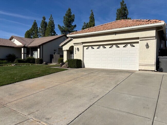 Building Photo - Amazing Single Story Home Located in Rosev...