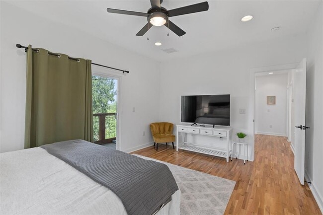 Building Photo - 2411 E 11th St