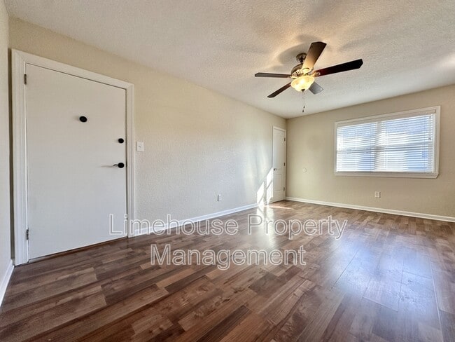 Building Photo - 909 Leisure Square