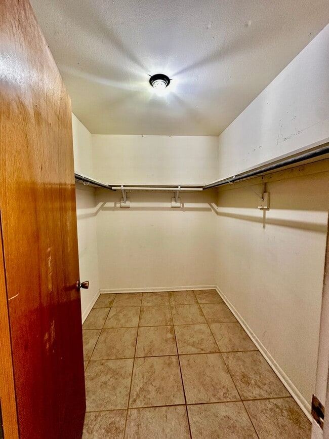 Building Photo - 1 Bedroom Apartment