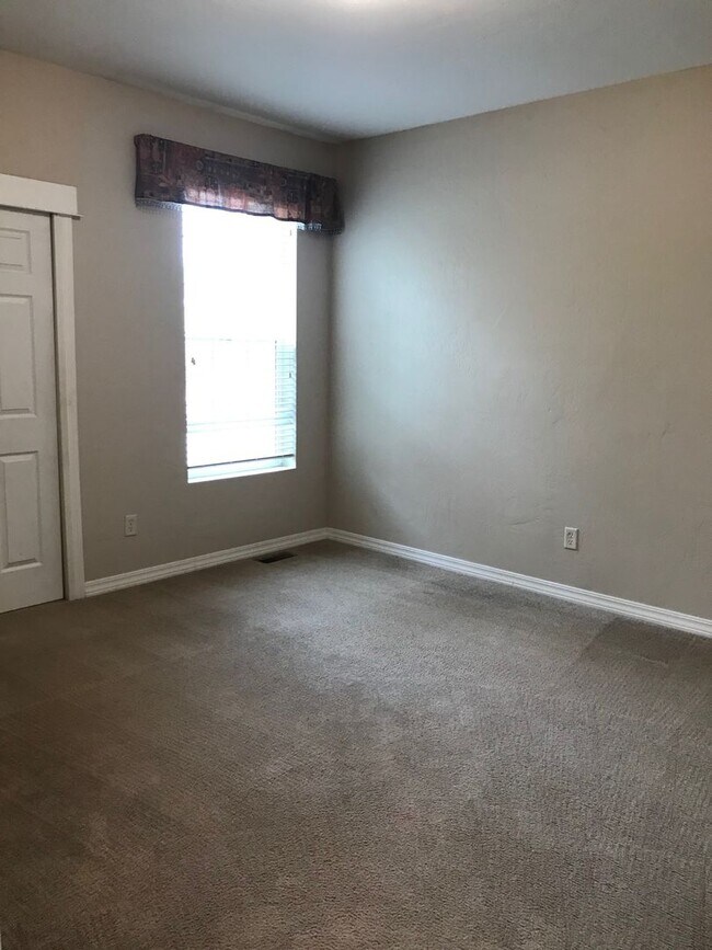 Building Photo - Beautiful 3 Bedroom 2 Bathroom House  **2 Weeks Free Rent**