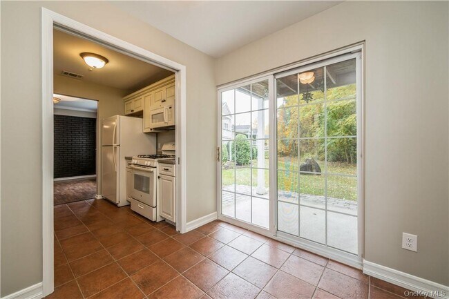 Building Photo - 27 The Knolls