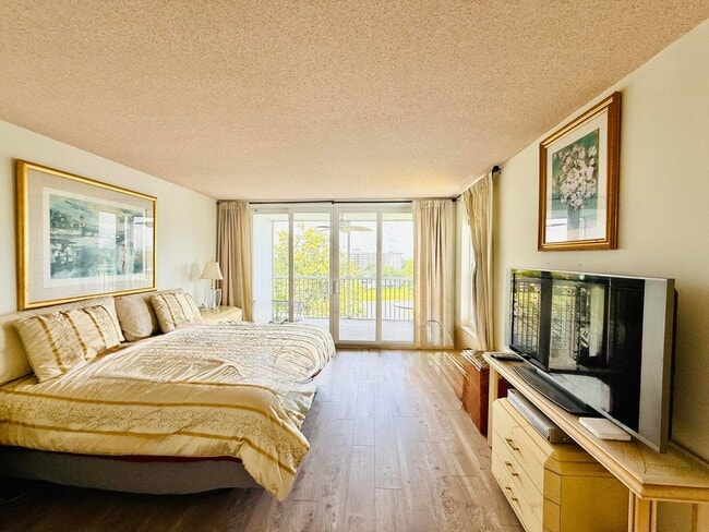 Building Photo - 3051 N Course Dr