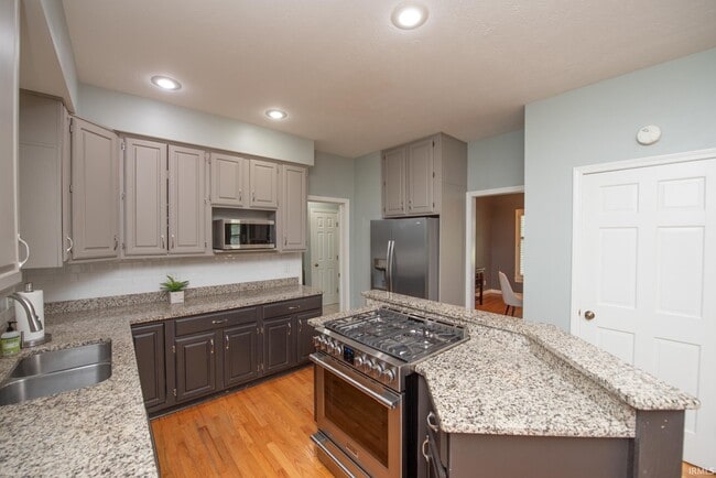 Building Photo - 3801 W Capilano Dr