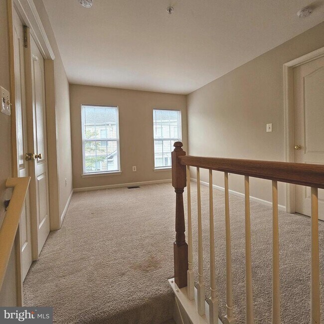 Building Photo - 5098 English Terrace