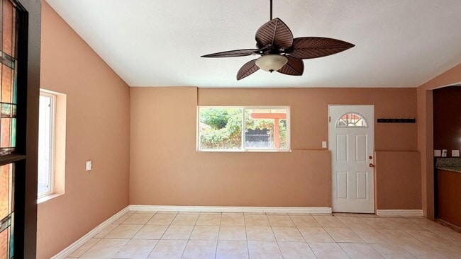 Building Photo - 370 Las Flores Dr
