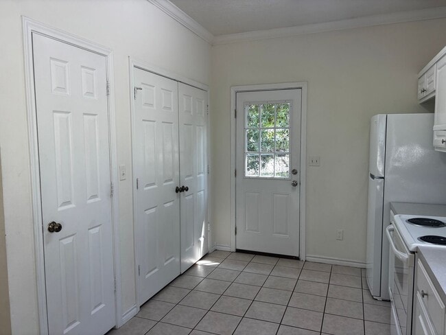 Building Photo - 2 bedroom 2 bath