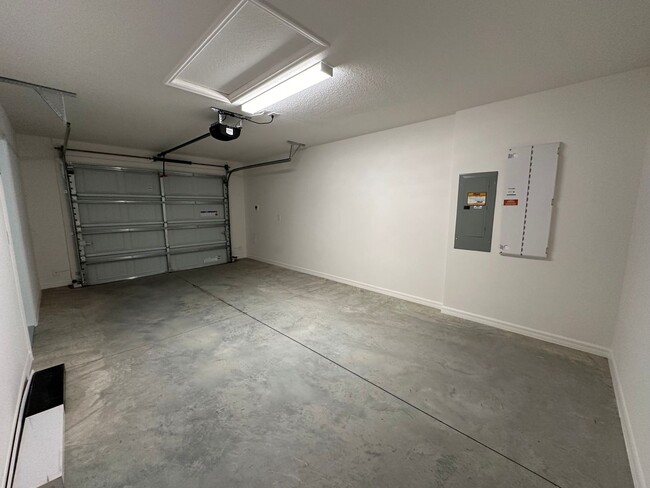 Building Photo - NEWER HOME adjacent to The Villages in all...