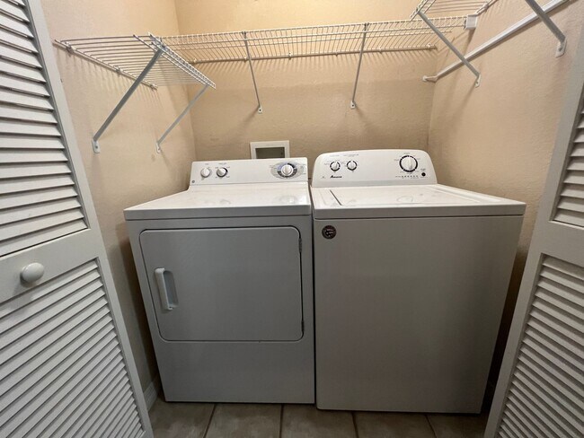 Building Photo - Beautiful 2-bedroom, 2-bath Condo available in sought after Admirals Walk private gated community.