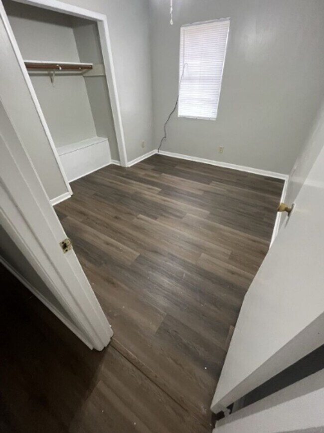 Building Photo - 3 Bed/1 Bath Home