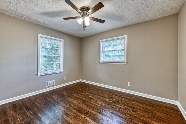 Building Photo - 3 bedrooms & 1.5 bath in Decatur!