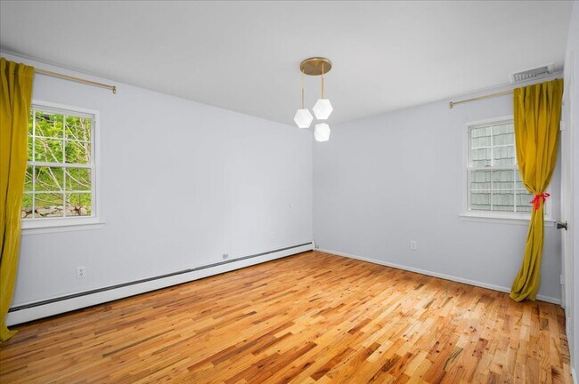 Building Photo - Heathcote Hill neighborhood 3 Bedroom 2 Ba...