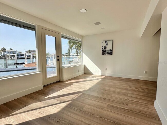 Building Photo - 320 Palm Island NE