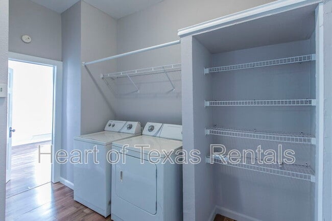 Building Photo - 609 Herring Ave