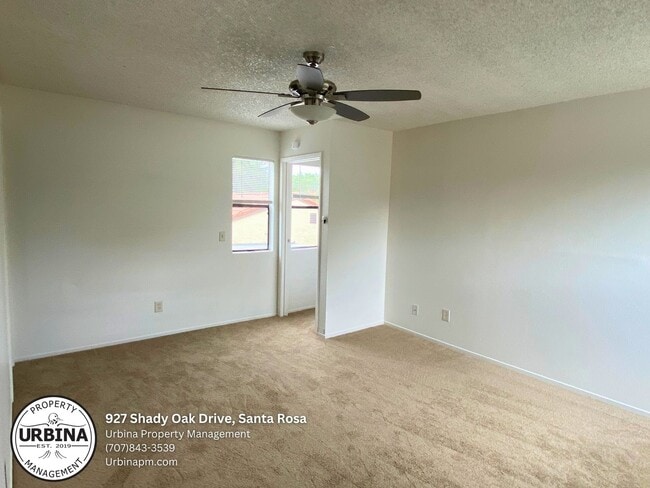 Building Photo - Cute End Unit in Desirable Complex