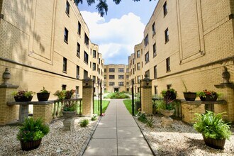 Building Photo - 3817 N Greenview Ave