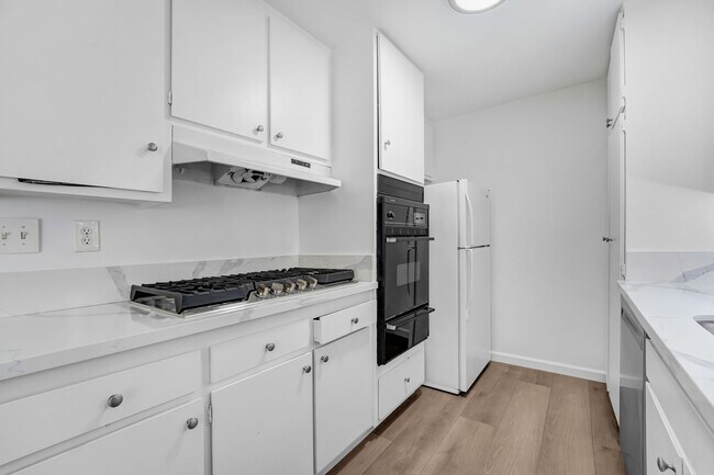 Building Photo - 2927 Arizona Ave - near Wilshire Blvd!