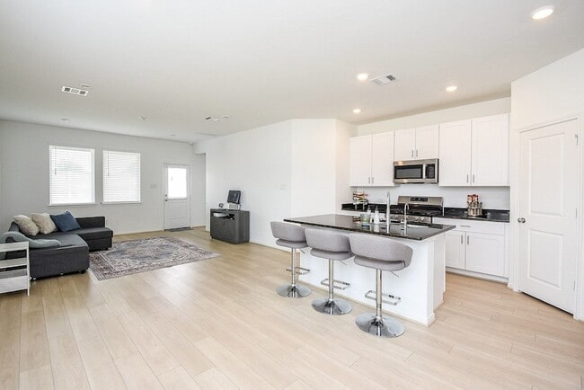 Building Photo - 18006 Whitetail Run Ln