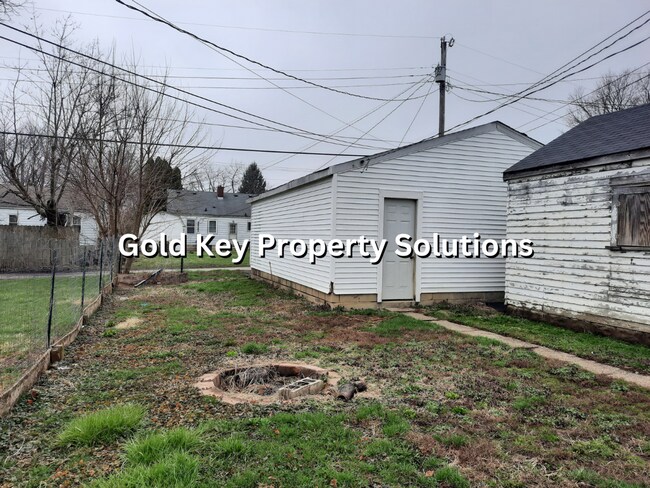 Building Photo - Large 2 BR 1 BA House with Family Room, Ba...