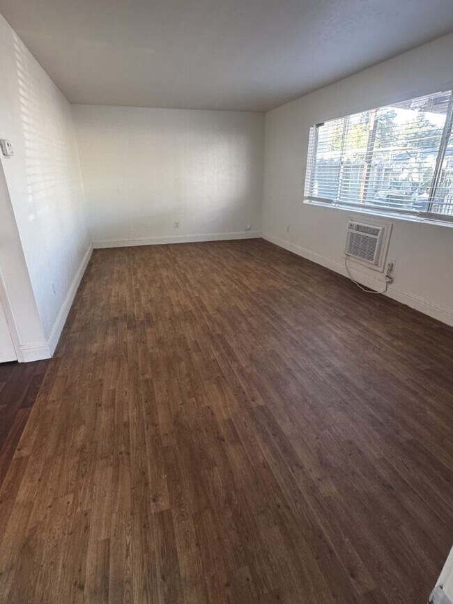 Building Photo - Oakdale-3 bedroom/1 bath Apartment