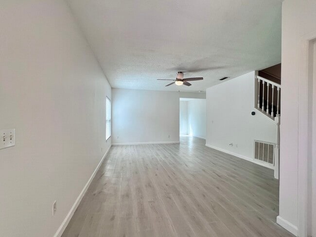 Building Photo - Beautifully Updated 4 bed 2 bath 2 car gar...