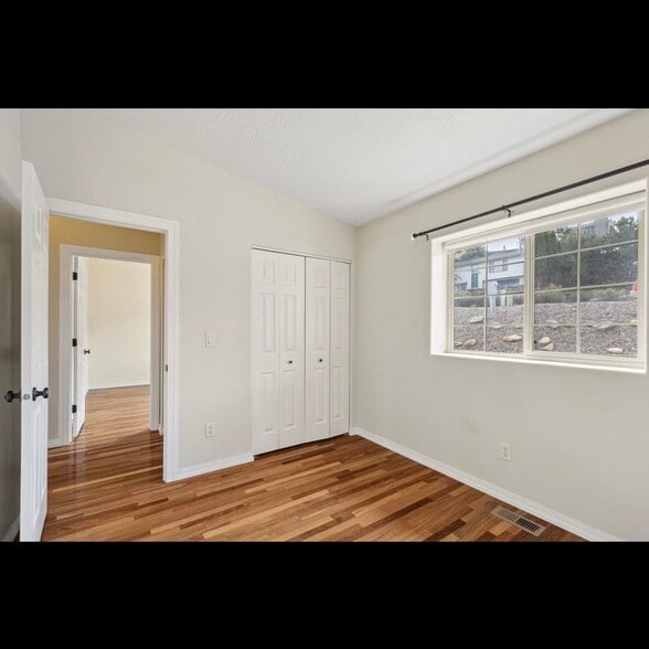 Building Photo - 825 Crestmont Way