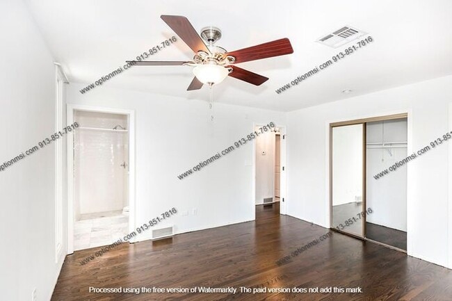 Building Photo - Fantastic Plaza location!!
