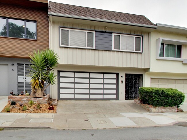 Building Photo - 4BR Home with Jaw-Dropping Views, Garage, ...