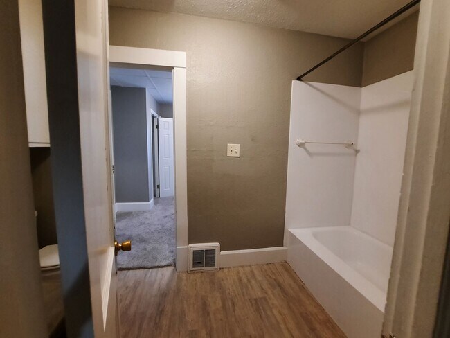 Building Photo - 3 Bedroom Home with a Fenced Yard and BEAU...