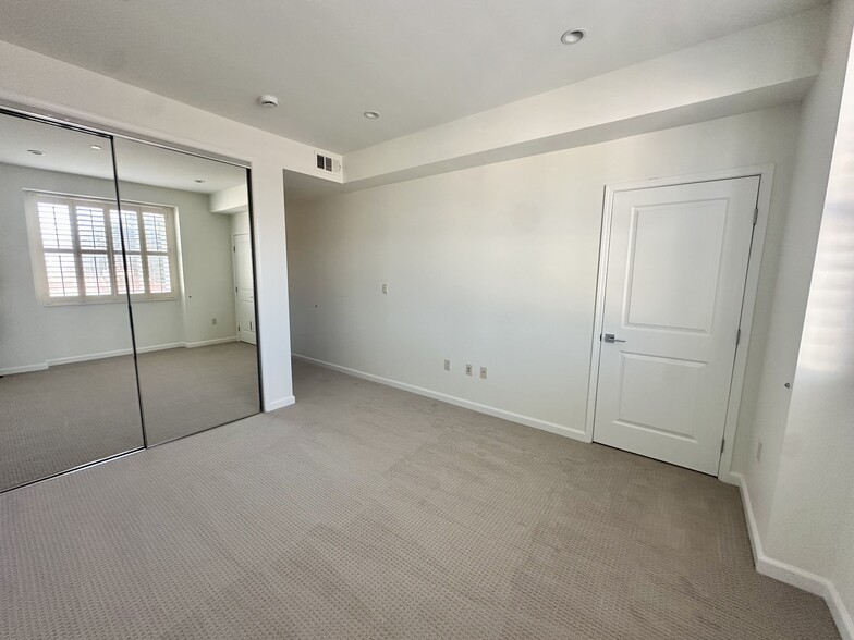 Building Photo - 1625 Granville Ave