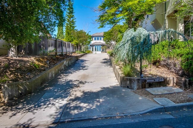 Building Photo - Large 3,767 sqft home on a 10,000 sqft lot- 2 bed located on 1st floor w/ separate entrance - Top...