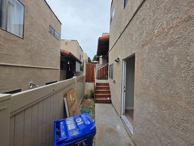 Building Photo - Beautiful 3 Bed, 2 Bath condo with 2 car garage & laundry
