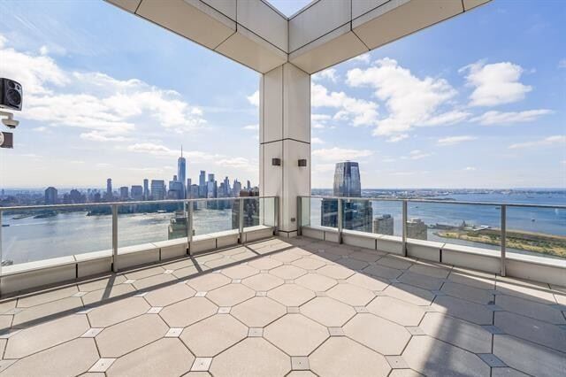 Building Photo - 25 Christopher Columbus Dr