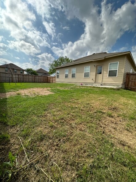 Large backyard - 2130 Dry Moss Pass