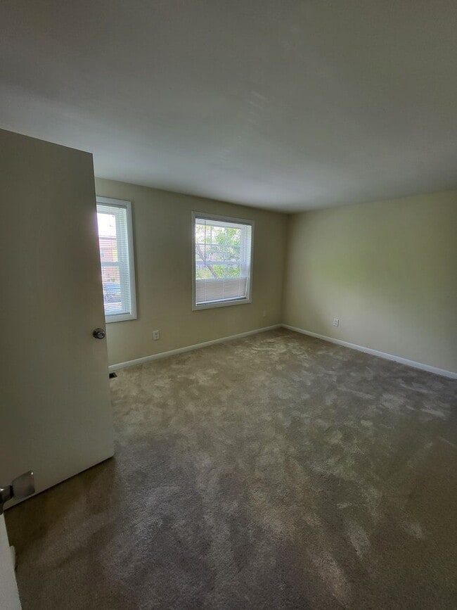 Building Photo - RARE 3-Bed Townhome in Fox Ridge Manor!