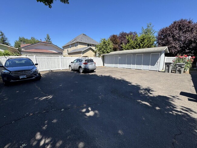 Building Photo - 2-Bedroom, Townhome Close to Transportation